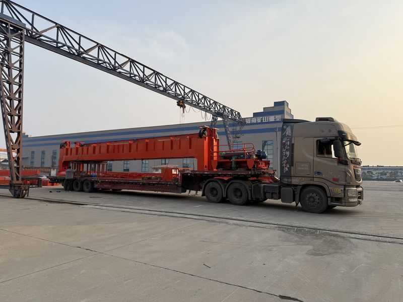 雙梁起重機 QD10t-13.5m  制作完成  裝車發(fā)出